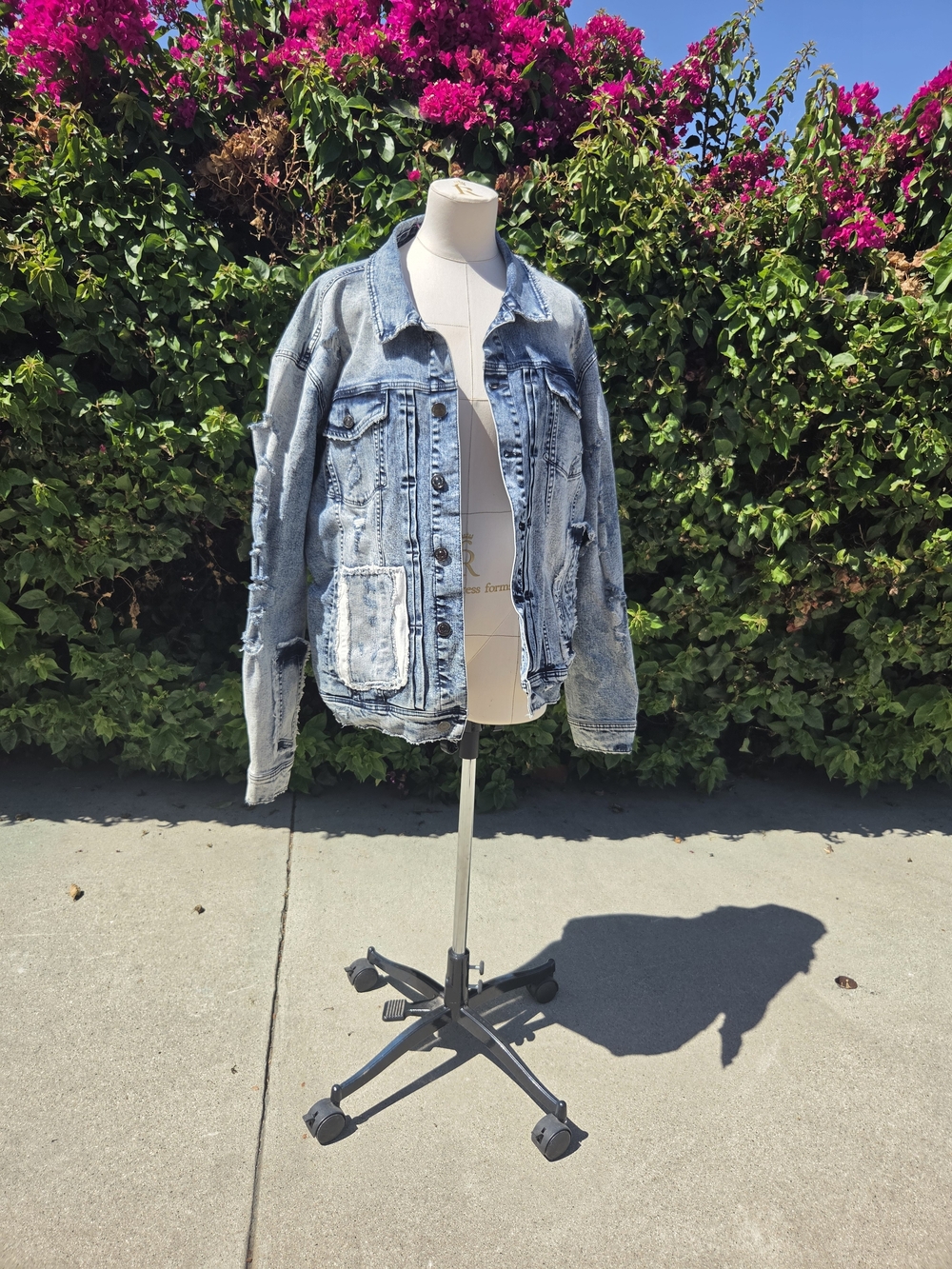 Forever 21 Men's Oversized Distressed Denim Jacket 2XL Light Wash (SAMPLE SALE)